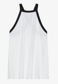Camiseta sin mangas blanca con cuello alto; presenta tirantes de acento negros. Tejido suave y ligero con un ajuste holgado.