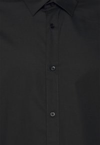 Zwarte button-up shirt van gladde stof, met een klassieke kraag, zes knopen aan de voorkant en subtiele stikdetails.