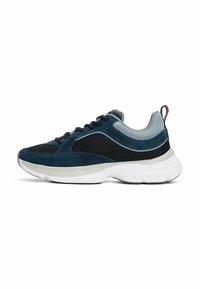 Sneaker da uomo in camoscio blu navy e nero con dettagli in rete, suola bianca, punta rotonda e lacci piatti. Tassello sul retro per facilitarne l'indossamento.