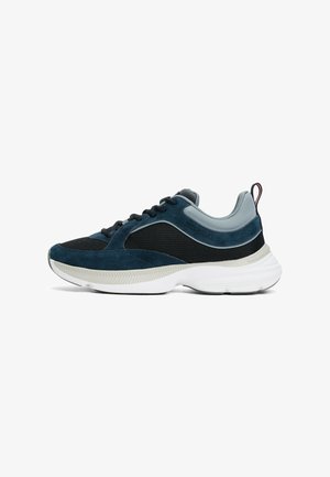 Sneaker da uomo in camoscio blu navy e nero con dettagli in rete, suola bianca, punta rotonda e lacci piatti. Tassello sul retro per facilitarne l'indossamento.
