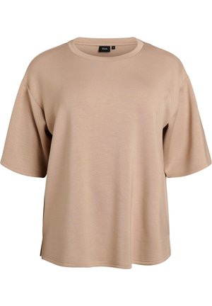 Bēšas krāsas lielizmēra T-krekls ar īsām piedurknēm, apaļu kakla izgriezumu un nedaudz nolaižamām pleciem, izgatavots no mīksta, gluda auduma.