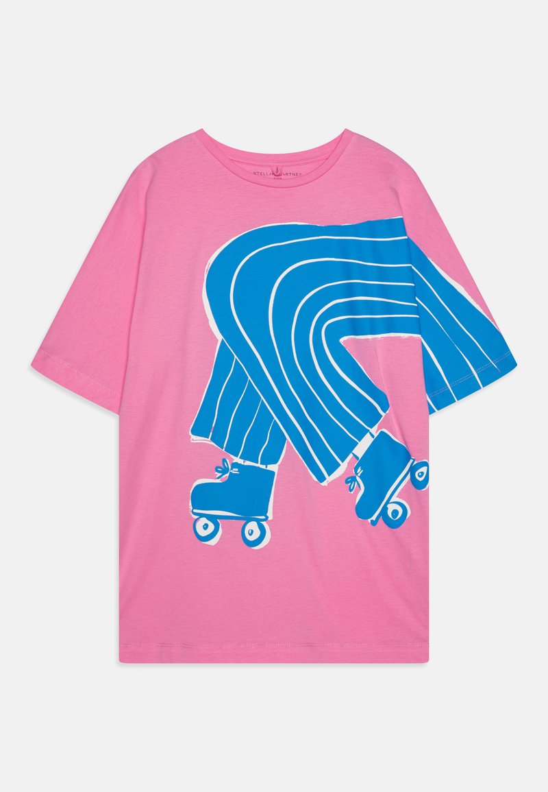 Ροζ κοντομάνικο T-shirt με μεγάλη μπλε γραφική απεικόνιση από πατίνια και ριγέ παντελόνι, με λευκές περιγράμψεις και άνετη εφαρμογή.