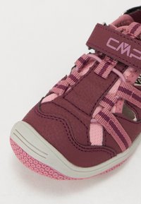 Scarpe da bambino in bordeaux e rosa, realizzate in materiali sintetici con una finitura testurizzata, dotate di cinturini elastici e suola in gomma con grip a motivo.