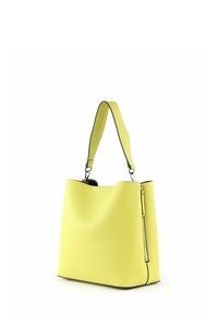 Sac à main en cuir jaune avec une surface texturée, une bandoulière et une poche zippée sur un côté. Présente des accents noirs sur les bords.