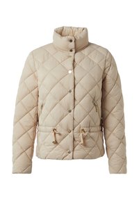 Beige gesteppte Jacke mit Stehkragen, Druckknöpfen, Reißverschlusstaschen und Kordelzugdetails an der Taille. Weiche, glatte Textur.
