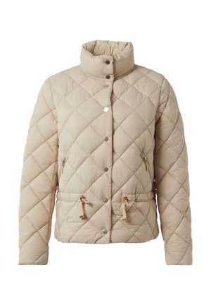 Beige gewatteerde jas met een opstaande kraag, drukknoopsluiting, ritszakken en trekkoorddetails in de taille. Zachte, gladde textuur.
