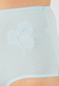 Culottes taille haute bleu clair ornées de feuilles de ginkgo brodées. Tissu doux avec une taille élastique à bords festonnés et des coutures minimales.