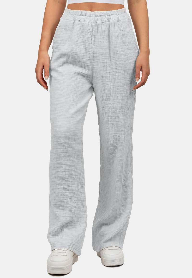 Lichtgrijze, geweven stofbroek met een textuurpatroon, voorzien van een elastische tailleband en zijzakken, ontworpen in een relaxte pasvorm.