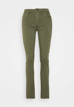 Pantalones de mezclilla verde oliva con un corte ajustado, cintura alta, diseño de cinco bolsillos y detalles de costura sutiles. Textura suave y diseño clásico.