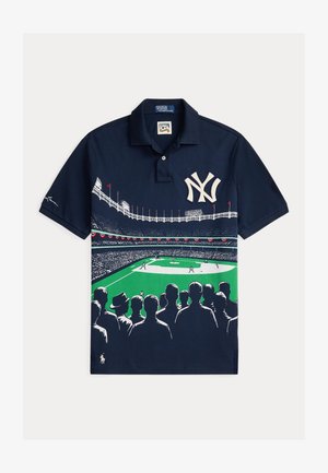 Jūros tamsumo polo marškiniai su vaizdiniu beisbolo scena. Dizainas apima žiūrovus, žalią lauką ir ryškų baltą NY logotipą. Medvilnės mišinys.