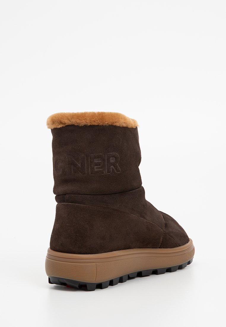 Brauner Wildlederstiefel mit Kunstfellfutter an der Oberseite, gepolstertem Design und einer dicken Gummisohle mit strukturiertem Profil für besseren Halt.