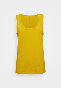 Keltainen tank-toppi, joka on valmistettu teksturoidusta kankaasta. Ominaisuuksiin kuuluu leveä ympyräkaula-aukko ja hihaton muotoilu. Ei näkyviä kuvioita tai yksityiskohtia.