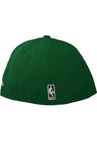 Gorra de béisbol verde con visera plana, tela texturada, dos agujeros de ventilación y un logo de la NBA bordado en la parte trasera.