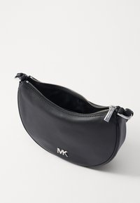 Borsa a spalla in pelle nera con design curvo, chiusura con zip argentata e logo decorativo. L'interno non è foderato ed è spazioso.