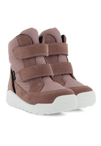 Roze en bruine high-top sneakers met dubbele klittenbandsluitingen, zachte stoffen bovenkant en een witte rubberen zool met een getextureerd grippatroon.
