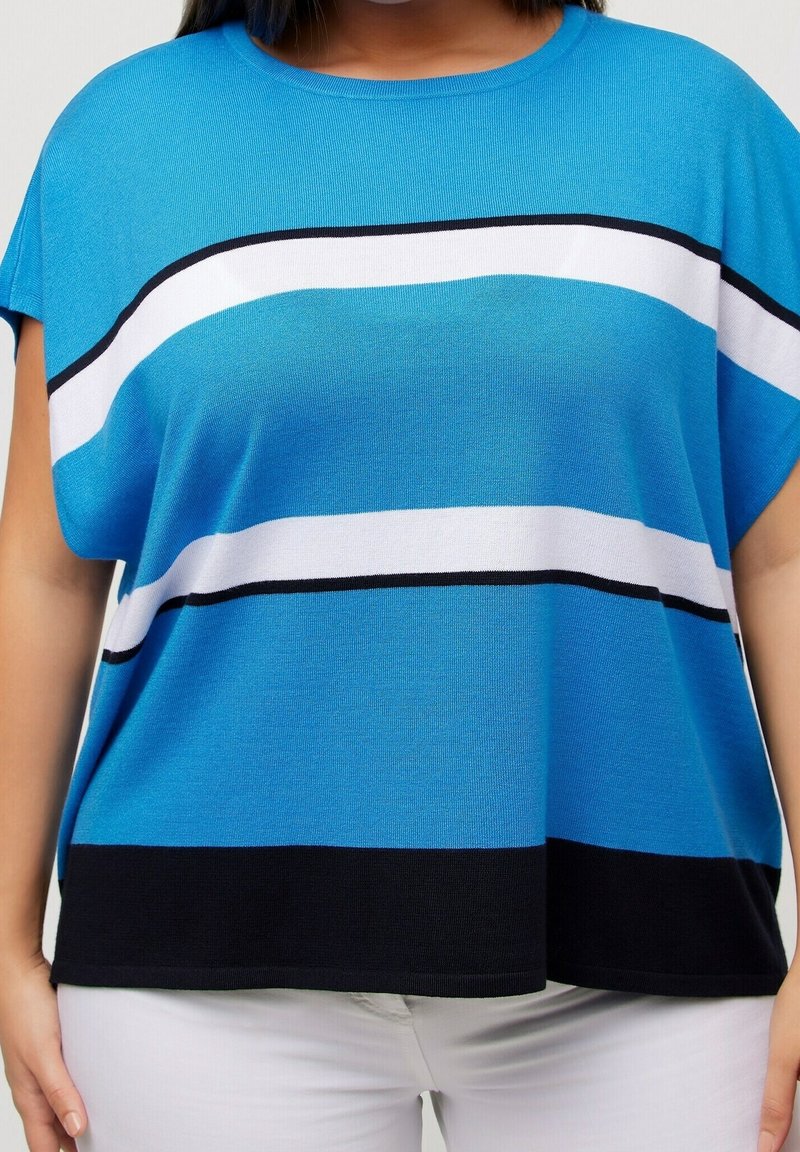 Modrá krátká tričko s krátkým rukávem, které má střídající se horizontální pruhy v bílé a černé barvě na hrudi, s volným střihem a jemnou texturou.