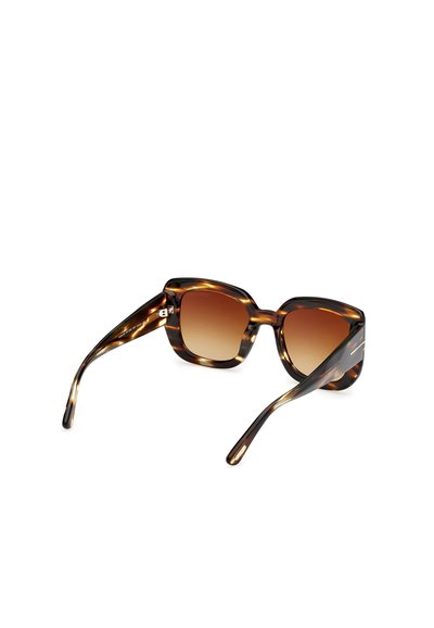 Occhiali da sole tartaruga con montatura quadrata, lenti a gradiente marrone, stanghette eleganti e accenti logo sottili sui lati.