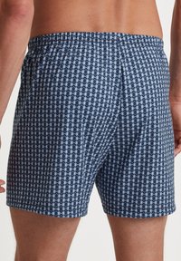 Heren zwembroek in een blauw geometrisch patroon. Gemaakt van lichte stof, met een elastische tailleband en een ontspannen pasvorm.