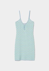Robe tricotée à fines bretelles, présentant un motif ondulé dans des teintes de bleu clair et de vert, avec un détail froncé à l'avant.