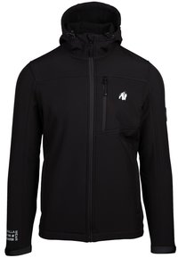 Veste softshell noire avec une fermeture éclair, capuche ajustable, poches latérales et un logo sur la poitrine. Texture lisse, design ajusté.