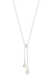 Sølv kædendekæde med en central diamant accentering, der har to hængende perler. Glat tekstur, minimalistisk design og elegant udseende.