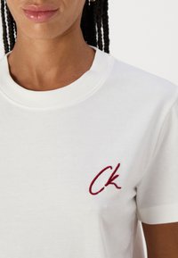 Calvin Klein Jeans REGULAR TEE - Βασικό μπλουζάκι - bright white