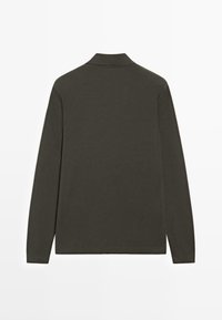 Ciemnozielona koszulka polo z długim rękawem i kołnierzykiem, przedstawiona od tyłu na jednolitym białym tle.