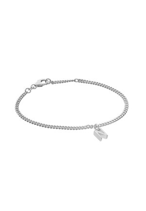Silbernes Kettenarmband mit einem kleinen Anhänger in Form des Großbuchstabens "N" und einem Karabinerverschluss auf weißem Hintergrund.