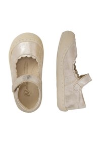 Zapatos Mary Jane metálicos dorados con borde en forma de ondas, que cuentan con una correa de velcro y una suela de goma texturizada. Diseño clásico para niños pequeños.