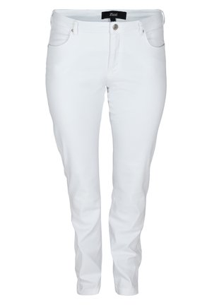 Jeans de denim blanco con corte ajustado, cinco bolsillos y cintura a media altura. Presentan herrajes en tono plateado y una textura suave. Etiqueta de la marca visible.