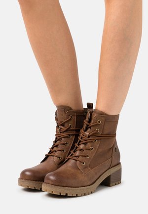 Refresh Botines con cordones - camel