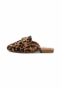 Mocasines slip-on de estampado de leopardo con una suave textura similar a la piel, que cuentan con un acento de hardware dorado y una suela de madera plana.