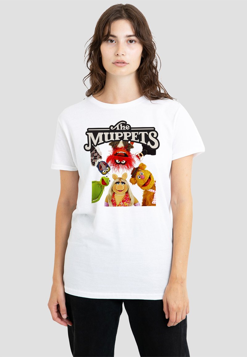 Weißes Baumwoll-T-Shirt mit einem bunten Grafikdesign verschiedener Muppet-Charaktere, wobei "Die Muppets" in fetter Schrift prominent angezeigt wird.