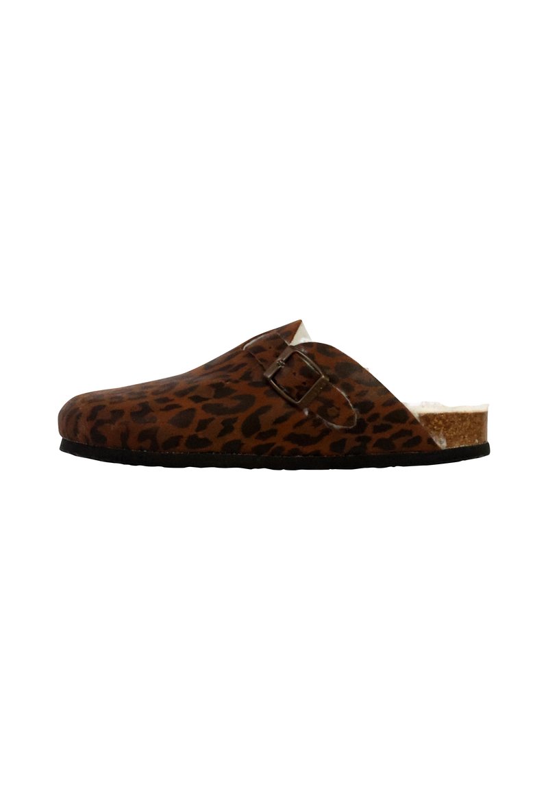 Zoccoli slip-on con stampa leopardata, dotati di un sottopiede in sughero e una fibbia decorativa. Toni marroni con accenti neri sulla superficie superiore.