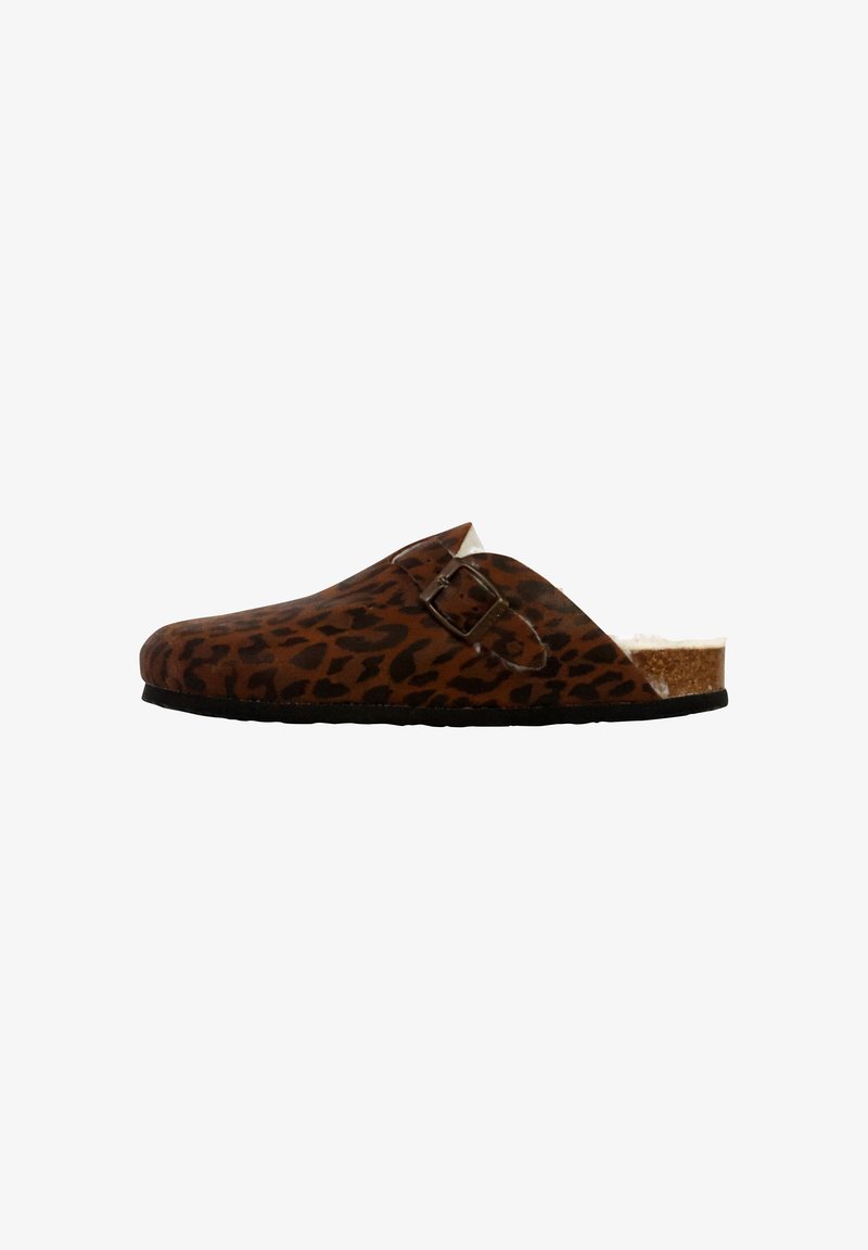 Zoccoli slip-on con stampa leopardata, dotati di un sottopiede in sughero e una fibbia decorativa. Toni marroni con accenti neri sulla superficie superiore.