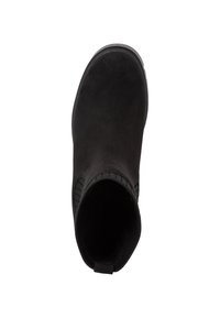 Černá semišová kotníková bota s elastickými bočními panely, zaoblenou špičkou a poutkem na tahání. Hladká textura, minimalistický design a plochá podrážka.