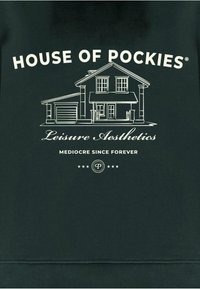 Felpa nera con grafiche bianche di una casa, il testo "HOUSE OF POCKIES" e "Leisure Aesthetics," con un logo circolare e cinque stelle.