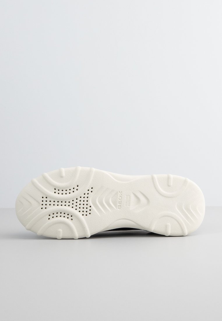 Suela de goma blanca con patrones de agarre texturizados y perforaciones para la transpirabilidad. Forma flexible con una punta en ángulo. Marcado con la marca "Geox".