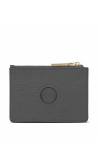 Cartera de cuero gris con una superficie texturizada, que presenta un acento circular y un cierre de cremallera dorada en la parte superior. Forma rectangular compacta.