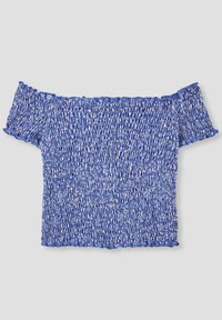 Haut bleu épaules dénudées avec une texture smockée et des bords froufroutants, présentant un motif tissé dans des teintes plus claires sur toute la surface.