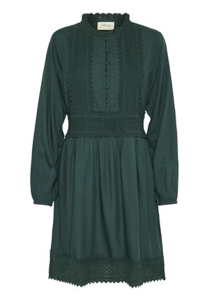 Abito verde scuro realizzato in un tessuto morbido, con un colletto arricciato, chiusure a bottone e un bordo decorativo in pizzo lungo la vita e l'orlo.
