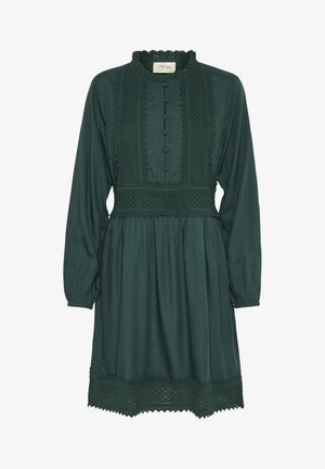 Ciemnozielona sukienka z miękkiego materiału, z falbaniastym kołnierzykiem, zapięciem na guziki oraz dekoracyjną koronką wzdłuż talii i hemu.
