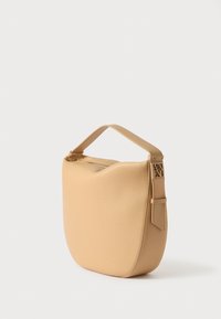 Borsa a mano in pelle beige con una texture liscia, forma curva e manico corto, caratterizzata da un sottile logo sul lato.