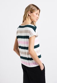 Top a maniche corte a righe in verde, beige, bianco e rosa. Tessuto morbido con scollatura rotonda e vestibilità rilassata. Nessun hardware notevole.