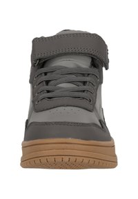 Grå højtop sneakers med en tekstureret læderoverdel, snørefront og velcrolukning. Gummisål med et mønstret slidbane for bedre greb.