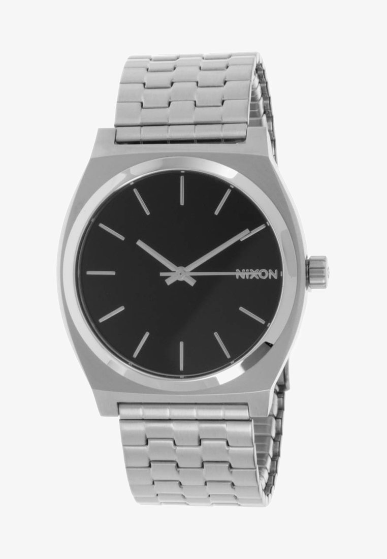 Silberner Metallarmbanduhr mit schwarzem Ziffernblatt, silbernen Stundenmarkierungen und -zeigern sowie einem Armband aus Edelstahl, welches die Uhrzeit 10:10:15 anzeigt.