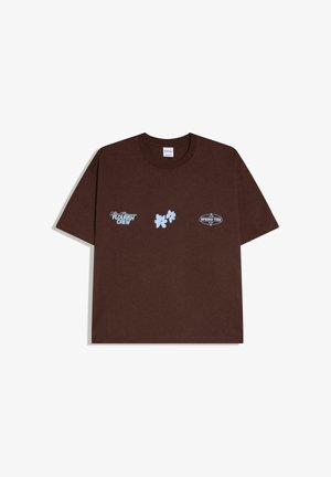 Tricou maro cu mâneci scurte și modele albastre deschis: textul „Flourish Crew”, trei grafice cu frunze și logo oval „Spring Tide 2018”.