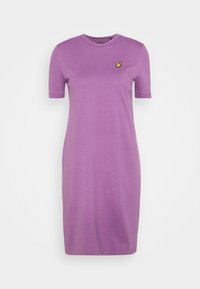 Fioletowa sukienka z krótkim rękawem wykonana z bawełny, z okrągłym dekoltem i małym żółtym logo motyla na klatce piersiowej. Gładka faktura.