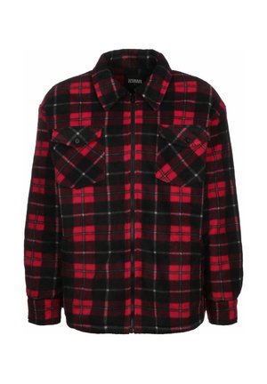Chaqueta de camisa de franela roja y negra con un patrón de cuadros, cuello con solapa, dos bolsillos en el pecho y cierre de cremallera frontal. Textura suave.