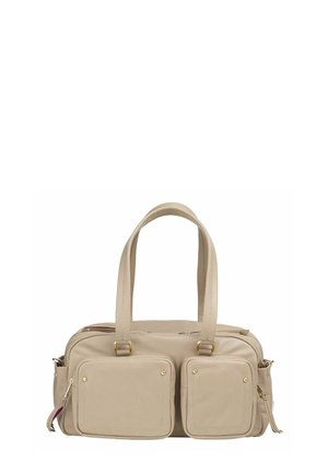 Beige Lederhandtasche mit zwei vorderen Reißverschlusstaschen, zwei Griffen und goldfarbenen Details.
